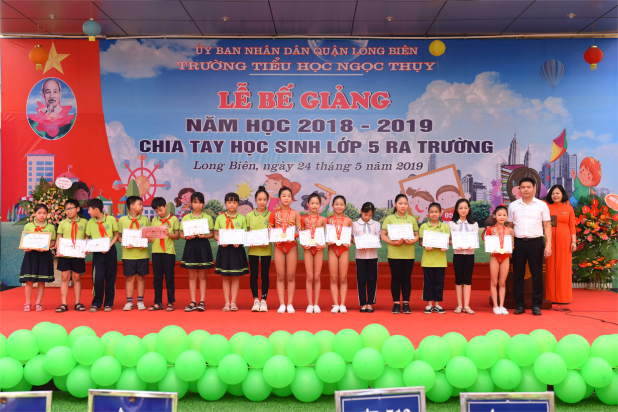 Đ/c Nguyễn Quốc Văn - Chủ tịch UBND phường , trao thưởng cho các em HS đạt các giải cao